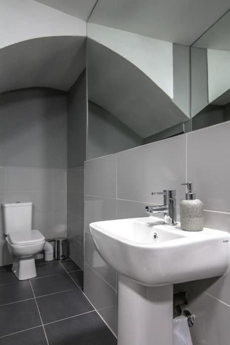 The V.I.P Suite - Sleeps 24! Best For Large Groups Liverpool Exterior photo